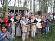 Vi framträder här vid traditionsenliga firanden av Valborgsmässoafton vid Lextorpskyrkan